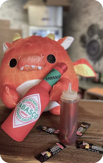 Peluche avec une bouteille de Tabasco